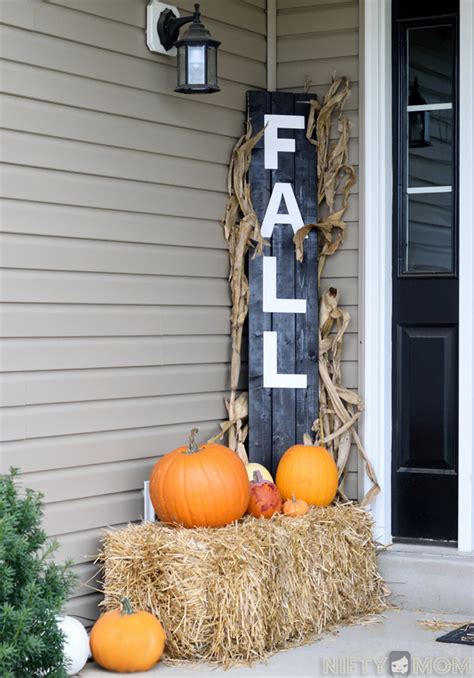 12 Ways To Use Hay Bales For Fall Decor