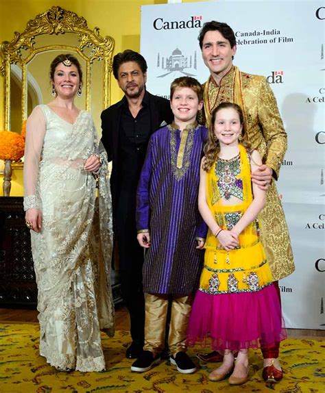 Shah rukh khan datang ke indonesia. shah rukh khan poses with justin trudeau and his family ...