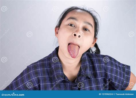 Asiatische Junge Frau Im Blauen Hemd Machen Komische Gesichter Und Das Zeigen Der Langen Zunge
