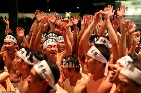 Yıllık Gelenek Japonya da Düzenlenen Saidai ji Eyo Festivalinde Binlerce Yarı Çıplak Erkek