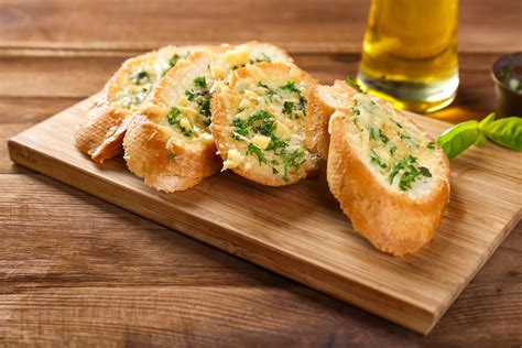 Best Way To Reheat Garlic Bread Tips And Tricks Fanatically Food