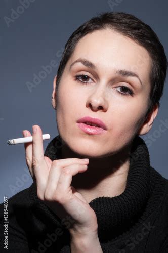 Close Up Portrait Of Brunette Woman Smoking A Cigarette Kaufen Sie