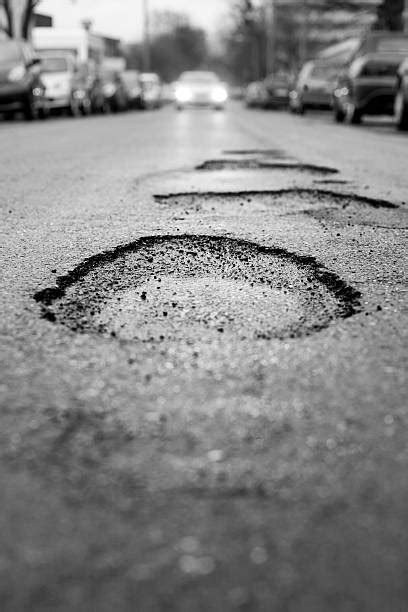 60 Principais Fotografias E Imagens De Carro Buraco Rua Getty Images