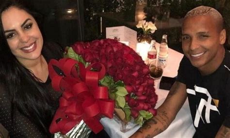 Após 8 dias de namoro, postou um perfil no instagram. Ex-noiva de Deyverson conta que o jogador não a respeitava ...