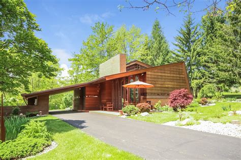 A Gorgeous Frank Lloyd Wright Home Hits The Market For The First Time