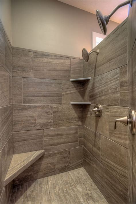 After you have finished installing tiles on one side of the internal corner, you should continue by laying tiles on the other side. Podobny obraz | Tile walk in shower, Small bathroom with shower, Shower remodel