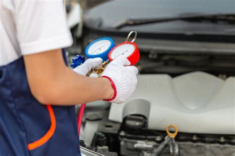 Technician Check Car Air Conditioning System Refrigerant Recharge