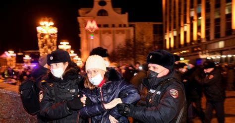 Reports Russian Police Arrest Over 700 Protesters Against Ukraine War