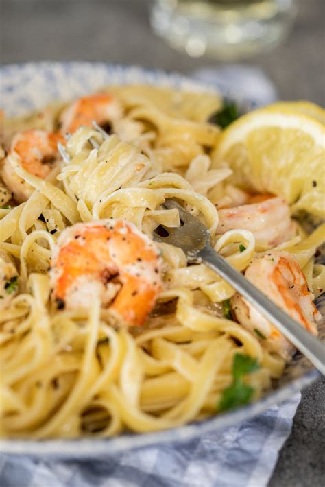 This garlic shrimp pasta is guaranteed to become a favorite! Shrimp,Garlic,Wine,Cream Sauce For Pasta : Garlic Butter ...