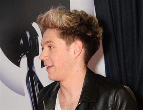 Niall Horan Con Muletas A La Alfombra Roja De Los Brit Awards 2014