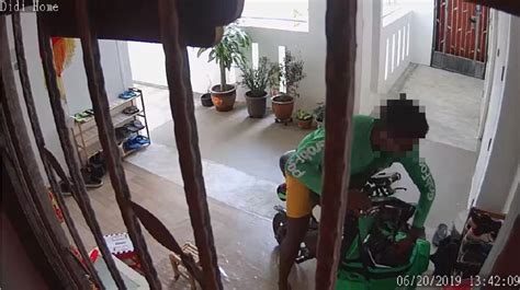 Ramai kawan2 yang cecah 200 sehari. Watch: GrabFood rider steals shoes after delivering food ...
