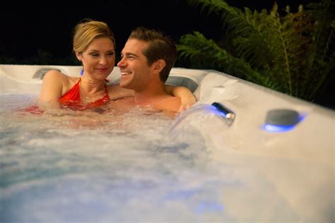 How To Plan The Perfect Hot Tub Date Night In 4 Steps