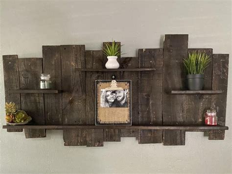 20 Creative Wall Decor Ideas Made From Reclaimed Pallet Wood