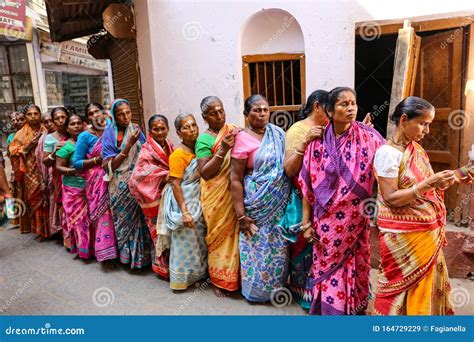 Varanasi India 20 De Noviembre De 2019 Un Grupo De Mujeres Indias Vistiendo Un Sari Indio