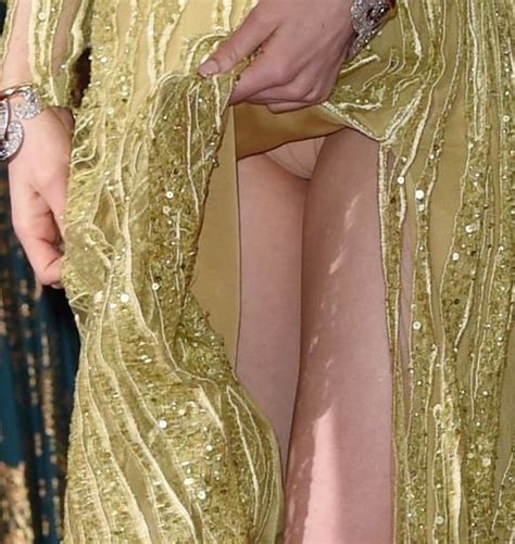 Emma Stone Lifts Up Her Dress And Exposes Her Panties At The Oscars