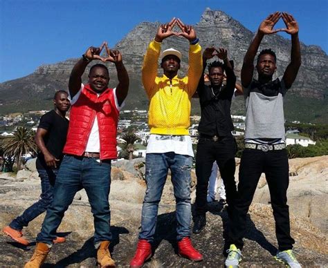 Photo Bobi Wine Flashes Illuminati Symbol 411 Ug