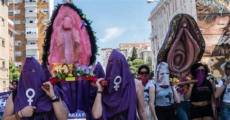 La Procesión Del Coño Insumiso No Es Delito Absuelven A Las Tres Mujeres Juzgadas