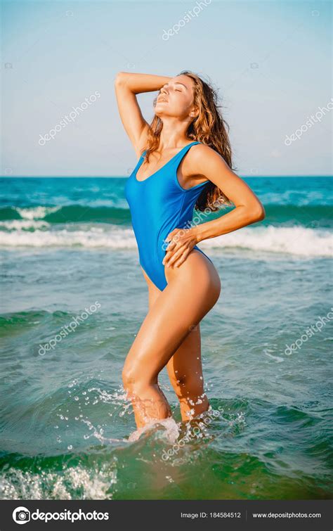 vacker ung flicka avkopplande strand tropiska hav bär snygga bikini — stockfotografi © keola