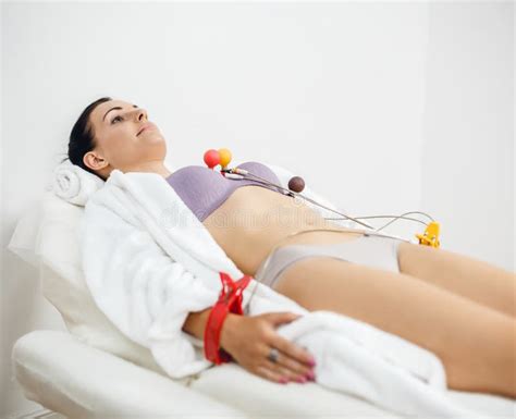 Paciente Femenino Teniendo Electrocardiograma De Ecg En Hospital Foto The Best Porn Website