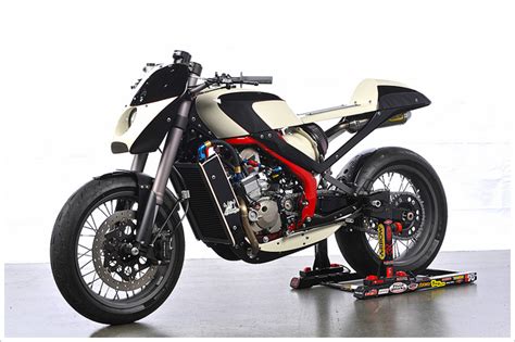 The bike corners so easily and intuitively. Honda GP250R Café Racer - Pipeburn