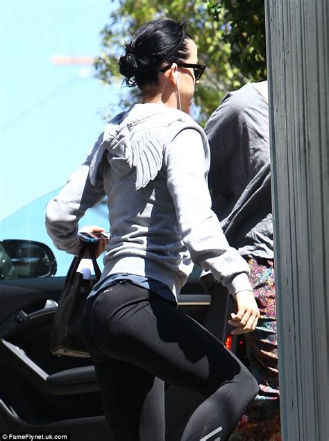 Katy Perry Focuses On Fitness And Shows Off Pert Derrière After