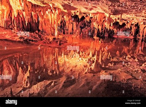 Dream Lake In Luray Caverns Virginia Usa Stock Photo Alamy