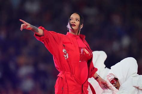 Rihanna Performed A Medley Of Her Greatest Hits In A Dazzling Solo