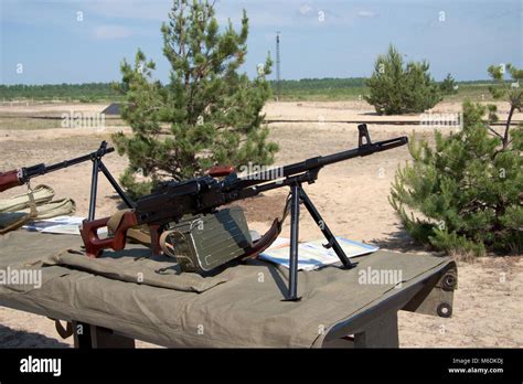 PKM ametralladora sobre la mesa en el campo de tiro Fotografía de stock