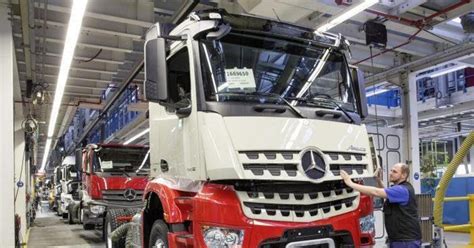 Daimler Werk Wörth baut Stellen ab und fährt Produktion wieder hoch