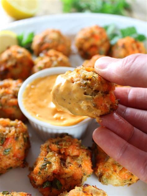 And binders like breadcrumbs and eggs to help the. Mini Salmon Cakes with Sriracha Lemon Aioli is the perfect appetizer for entertaining! | Salmon ...
