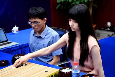 美若天仙的“围棋界第一美女”参加围棋人机团体配对赛