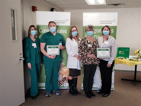 John Bottrell, RRT, respiratory therapist, receives Bee Award at