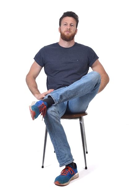 Retrato Completo De Un Hombre Sentado En Una Silla Con Las Piernas