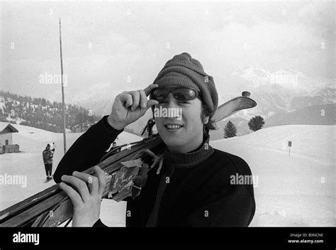 El Cantante De Los Beatles John Lennon En Enero De 1965 Vacaciones En