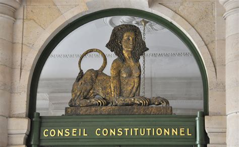 Parmi les institutions établies par la constitution de 1958, le conseil constitutionnel est un organe spécialisé qui a été conçu pour assurer principalement . Bundesverfassungsgericht VS le Conseil Constitutionnel ...