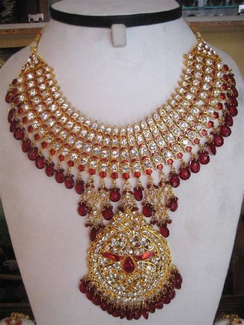 Cute Kundan Jewelry Set For Pakistani Brides