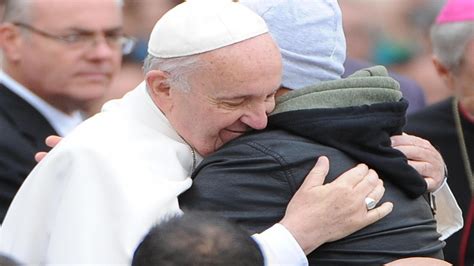 De asemenea, este primul papă originar de pe. Le 7 telefonate speciali e improvvise di Papa Francesco