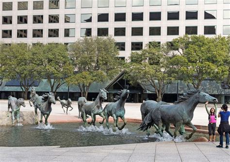28 Of The Most Fascinating Public Sculptures Public Sculpture Public