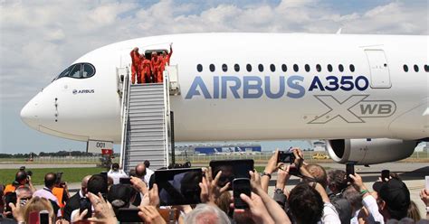 Airbus Vs Boeing Airbus Flight Reopens Wide Body Jetliner Race With