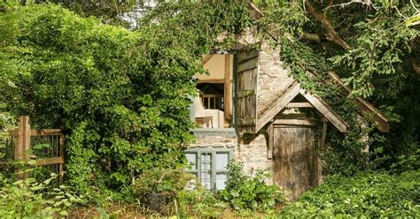 It's the place for daily dream cottage. Questo cottage inglese ha più di 500 anni, ma l'interno è ...