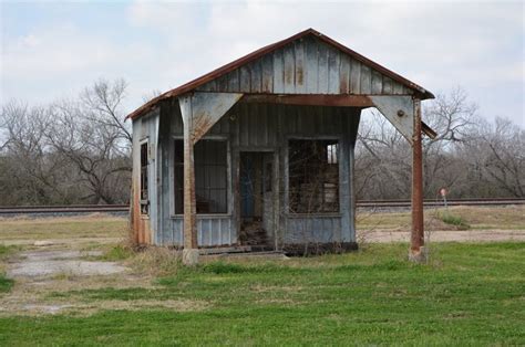 Structure Near Rr Tracks Campbellton Tx Old Buildings Structures