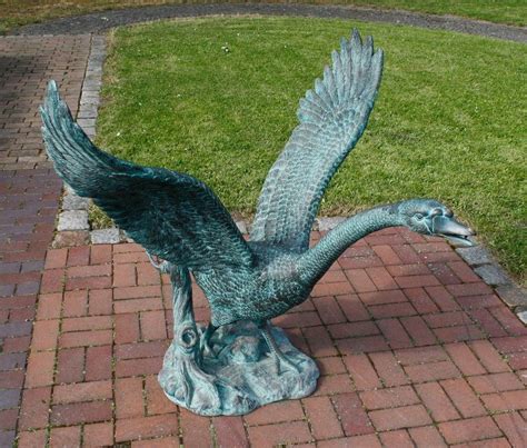 Bronzeskulpturen Skulptur Bronzefigur Schwan Mit Breiten Flügeln Und