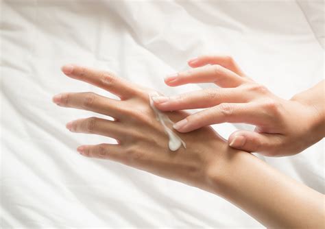 7 Expert And Shopper Approved Creams To Keep Your Hands Moisturized