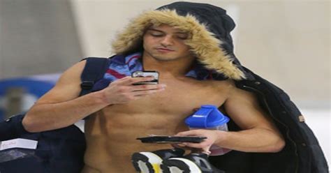 Tom Daley Looks Super Sexy In A Speedo During Diving Practice—see The Pic E News