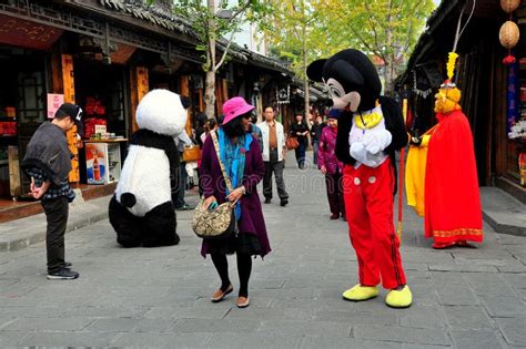 Langzhong China Mickey Mouse E Turista Foto Editorial Imagem De