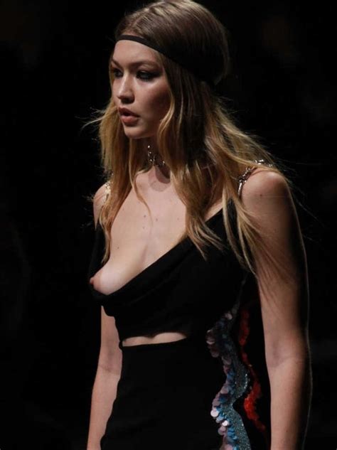 20歳のモデルがファッションショーで乳首見える服着させられてかわいそう ポッカキット
