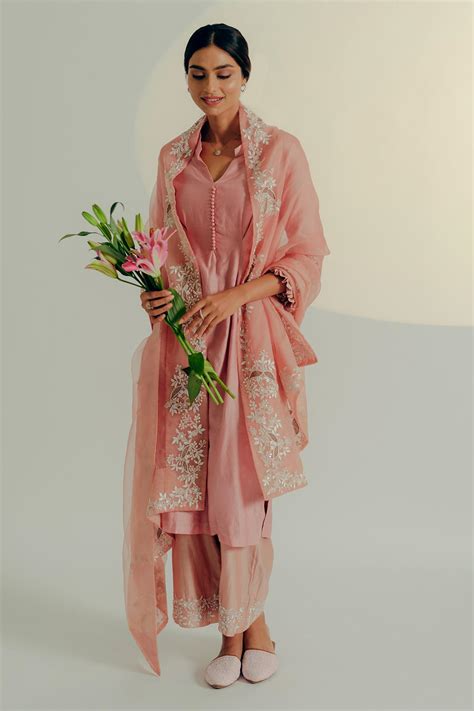 Buy Aaryaa By Kashveen Kohli Pink Chanderi Silk Kurta Set With Pearl Embroidered Dupatta Online