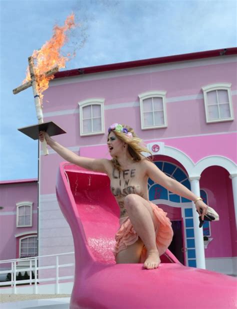 Nacktprotest Bei Er Ffnung Von Barbie Haus