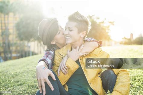 glückliche schwule paar küssen und spaß im freien junge frauen die zärtliche momente