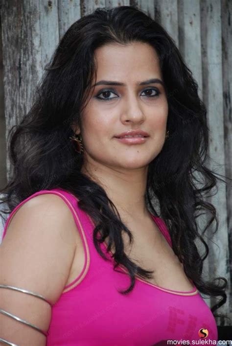 Bold Singer Sona Mohapatra Gets Threat Over Her Sufi Music Police Begins Inquiry Hello Mumbai